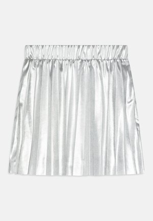 Jupe plissée métallique argentée avec taille élastique, texture lisse et brillante, style longueur genou sur fond uni.