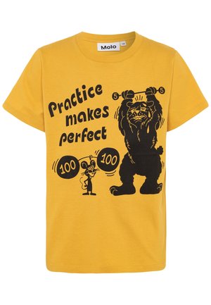 Gul børne-t-shirt med sort tekst "Øvelse gør mester" og en tegneserie af en mus, der løfter 100 pund vægte, og en hund, der kæmper med 5 pund vægte.