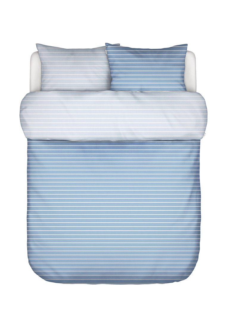 Bettwäsche-Set mit hellblauen und dunkelblauen Streifen auf der Bettdecke und zwei Kopfkissenbezügen. Glatter Stoff mit einem subtilen Glanz.