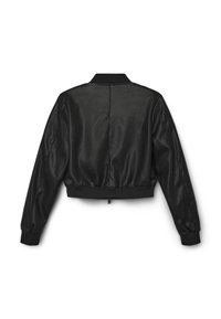 Giacca bomber nera con design cropped, materiale in ecopelle liscia, polsini a coste e un sottile dettaglio di cucitura sul retro.