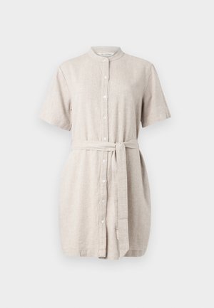 Robe chemise en lin beige clair, manches courtes, boutonnage sur le devant, col mao, ceinture nouée à la taille et coupe légèrement ample.