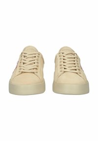 Beige semišové tenisky s plochými béžovými tkaničkami, zaoblenou špičkou a světlou gumovou podrážkou. Na jazyku mají decentní logo.