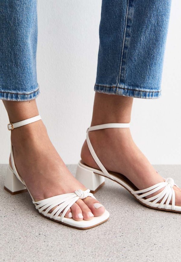 KNOTTED STRAP BLOCK HEEL - Riemensandalette