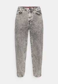 Vaaleanharmaat korkeavyötäröiset farkut denimiä, joissa haalistettu viimeistely, suora lahje, viisi taskua ja merkitty vyötärönauha.