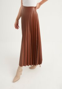 Herita Plooirok - camel brown