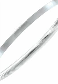 Silberarmband mit einer glatten, flachen Oberfläche und einem gedrehten, geriffelten Muster. Der reflektierende Glanz steigert die visuelle Anziehungskraft.