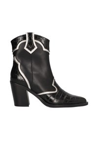 Botín negro que presenta una textura de cocodrilo brillante, paneles de cuero, puntera afilada, acentos de trim plateado y un tacón grueso.