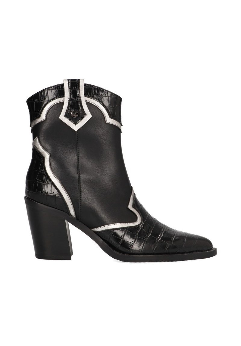 Botín negro que presenta una textura de cocodrilo brillante, paneles de cuero, puntera afilada, acentos de trim plateado y un tacón grueso.