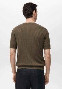 Olivově zelený svetr s krátkým rukávem, ribbovanou texturou, kulatým výstřihem a přiléhavým pasem. Hladká tkanina, minimalistický design bez ozdob.