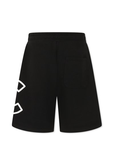 Shorts de sport noirs en tissu doux, dotés d'une poche arrière et d'un grand logo graphique blanc sur le côté gauche.