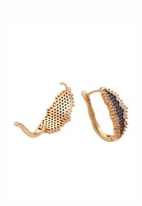 Orecchini a cerchio in oro con un intricato design a reticolo e dettagli in pietra preziosa blu. Presentano trame diverse e una forma organica unica.