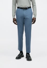 Világoskék, szabott nadrág sima anyagból, övvel, egyenes szabással és minimalista dizájnnal.