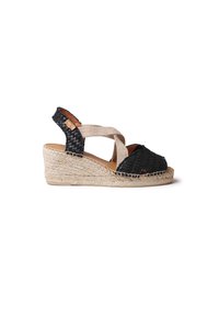 Kilklack sandal med en svart vävd ovandel, beige tvärband och en naturlig juteplattformssula med en texturerad yta.