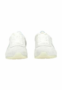 Zapatillas de ante gris claro con cordones blancos, suela ligeramente elevada y sutiles acentos azules en los laterales. Suela exterior de goma plana y texturizada.