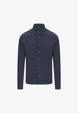 Camicia a manica lunga blu navy con design aderente, chiusura con bottoni e colletto aperto. Tessuto testurizzato con un discreto dettaglio del logo sul petto.