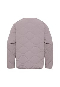 Gequilted jas in licht mauve met golfpatternaadwerk, lange mouwen en een eenvoudige ronde halslijn. Zachte textuur en gevoerd ontwerp.