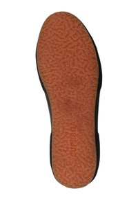 Czarny sneaker z fakturowaną, pomarańczową gumową podeszwą. Posiada tkany cholewkę oraz widoczne logo na podeszwie. Ogólnie, ma luźny design.