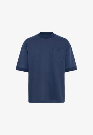 Ναυτικό βαμβακερό T-shirt με κοντά μανίκια, στρογγυλή λαιμόκοψη και μία τσέπη στο στήθος. Ευθύς σχεδιασμός με λεία υφή και μίνιμαλ αισθητική.