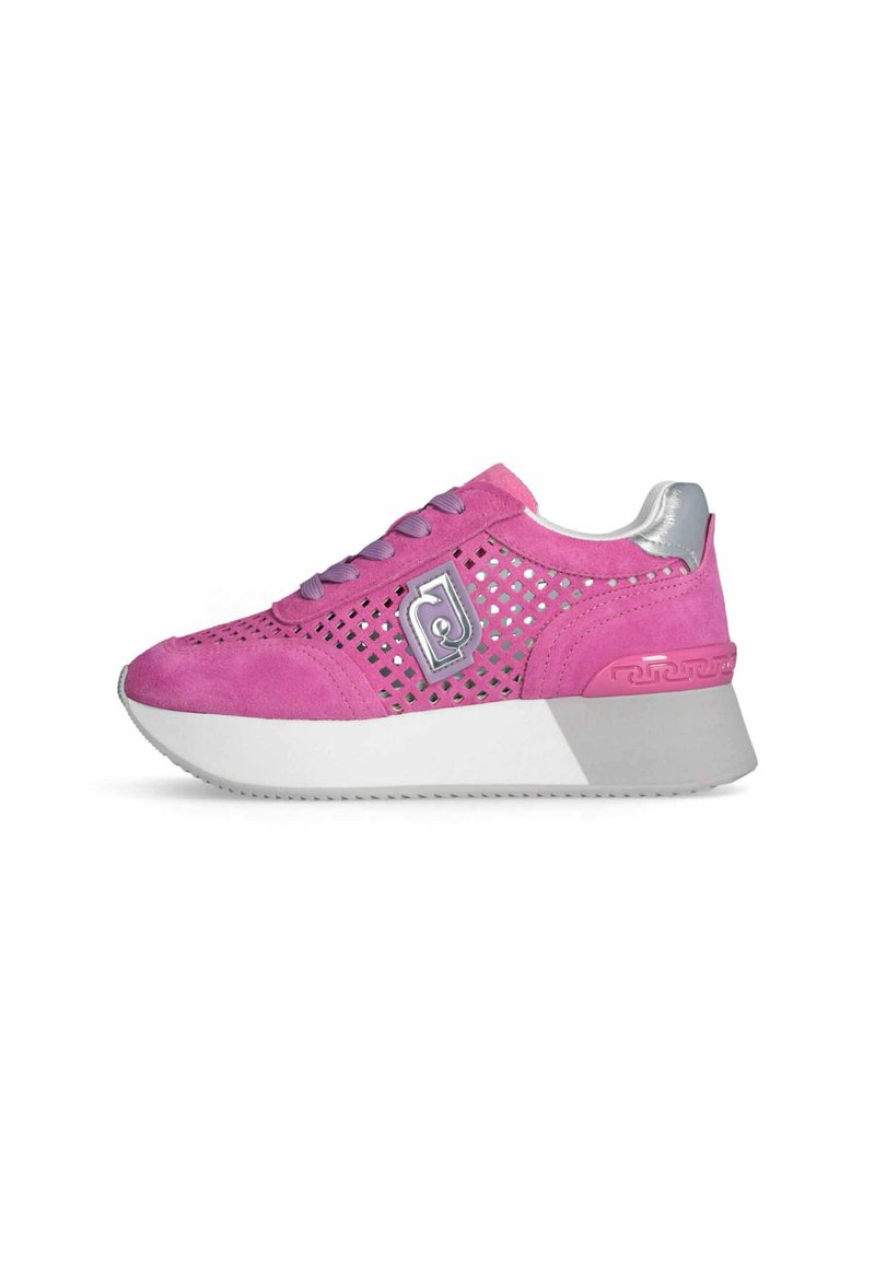 Rosa Wildledersneaker mit durchbrochenem Design, silbernen Akzenten und dicker weißer Sohle. Verfügt über lila Schnürsenkel und Logodetails an der Seite.