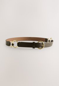 Skórzany pasek w ciemnym brązie z metalowymi złotymi pierścieniami i dodatkami, charakteryzujący się gładką fakturą oraz regulowanym paskiem z wieloma otworami do dopasowania rozmiaru.