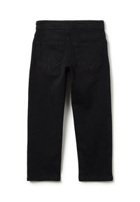 Jeans de mezclilla negra con un diseño ajustado, cinco bolsillos y una textura suave con costuras mínimas en la parte posterior.