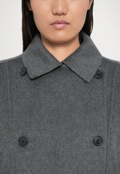 Cappotto in lana grigia con collo, design doppiopetto e bottoni neri. La texture appare liscia con una finitura raffinata.