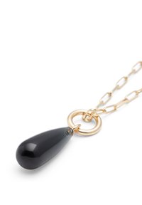 Goldkette mit einem polierten schwarzen Tropfenanhänger, befestigt an einer runden Metallöse. Glatte Textur, minimalistisches Design.