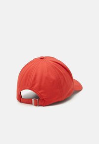 Căciulă de baseball din bumbac roșu, cu vizieră curbată, curea ajustabilă în spate și detalii de cusătură. Textură netedă și design standard.