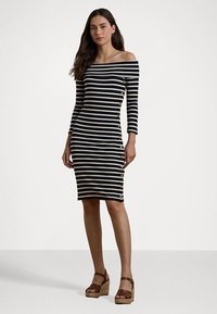 Stofffri off-shoulder kjole med stranden i marineblått og kremfarger, sidelukking med knapper, en tettsittende silhuett og trekvart ermer.