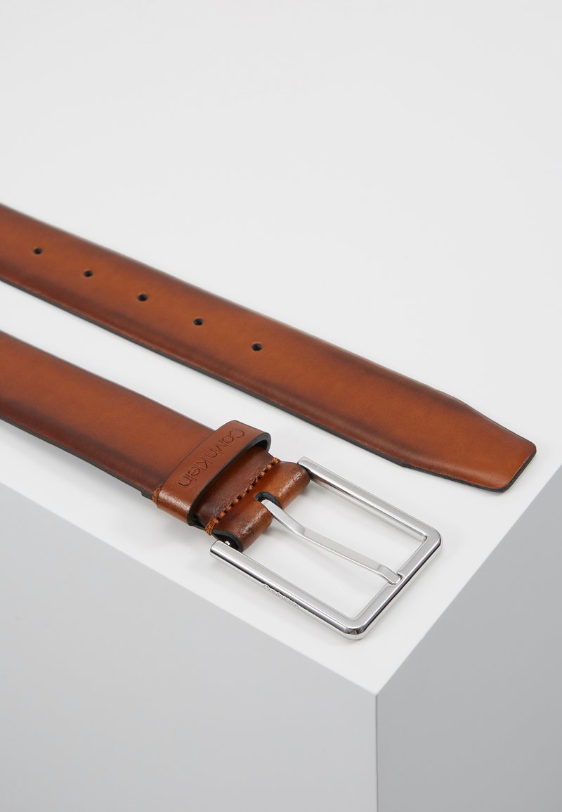 Herren Gürtel klassisch | Calvin Klein BOMBED BELT Gürtel brown/braun - MK04689 Herren Gürtel klassisch | Calvin Klein BOMBED BELT Gürtel brown/braun - MK04689