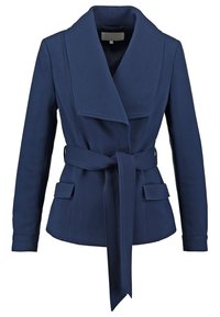 Námořnicky modrý kabát typu peacoat s širokým límcem, dvouřadým zapínáním, pásem v pase a předními kapsami. Vyrobený z pevné látky s hladkou texturou.