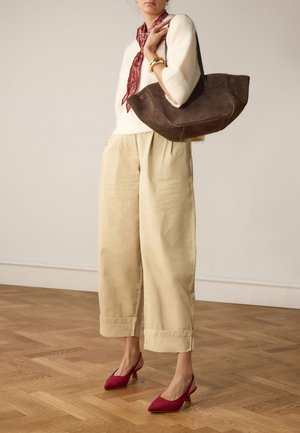 Manfield, Klassieke pumps - rot