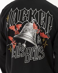 Sort langærmet skjorte med et grafisk print af en klokke med røde flagermus, stjerner og fed tekst, der fremhæver en vintage rockstil.
