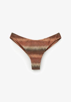 Dół damskiego bikini w brązowo-beżowy wzór w zygzak, z niskim stanem i wycięciem w kształcie litery V na białym tle.