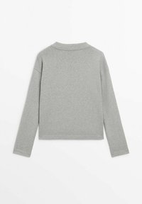 Pull-over gris clair à manches longues avec col côtelé, design court et texture lisse, présentant un look simple et minimaliste.