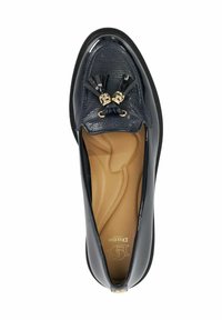 Marineblauwe instapper met een gestructureerde afwerking, glanzende accenten en zwarte kwasten. Gevoerde binnenzool met een soepele beige voering. Ronde neusvorm.