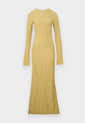 Κίτρινο φόρεμα με μακριά μανίκια από υφασμάτινη υφή, με εφαρμοστή σιλουέτα και στρογγυλή λαιμόκοψη, που φτάνει μέχρι το πάτωμα με ελαφριά άνοιγμα.