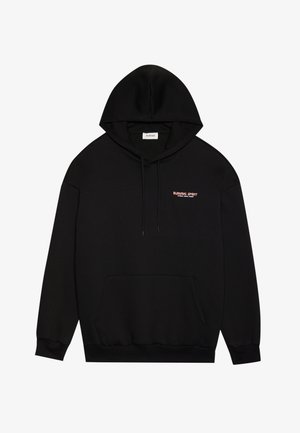 Sudadera negra con capucha, hecha de algodón, que cuenta con un bolsillo canguro frontal y un gráfico de "BURNING SPIRIT" en rojo en el pecho.