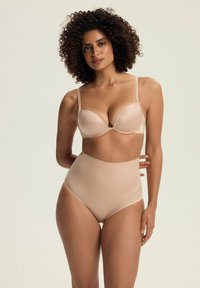 Beżowy stanik z wypełnieniem, z regulowanymi ramiączkami oraz wysokimi, bezszwami majtkami w pasującym kolorze, oba wykonane z gładkiego, elastycznego materiału.