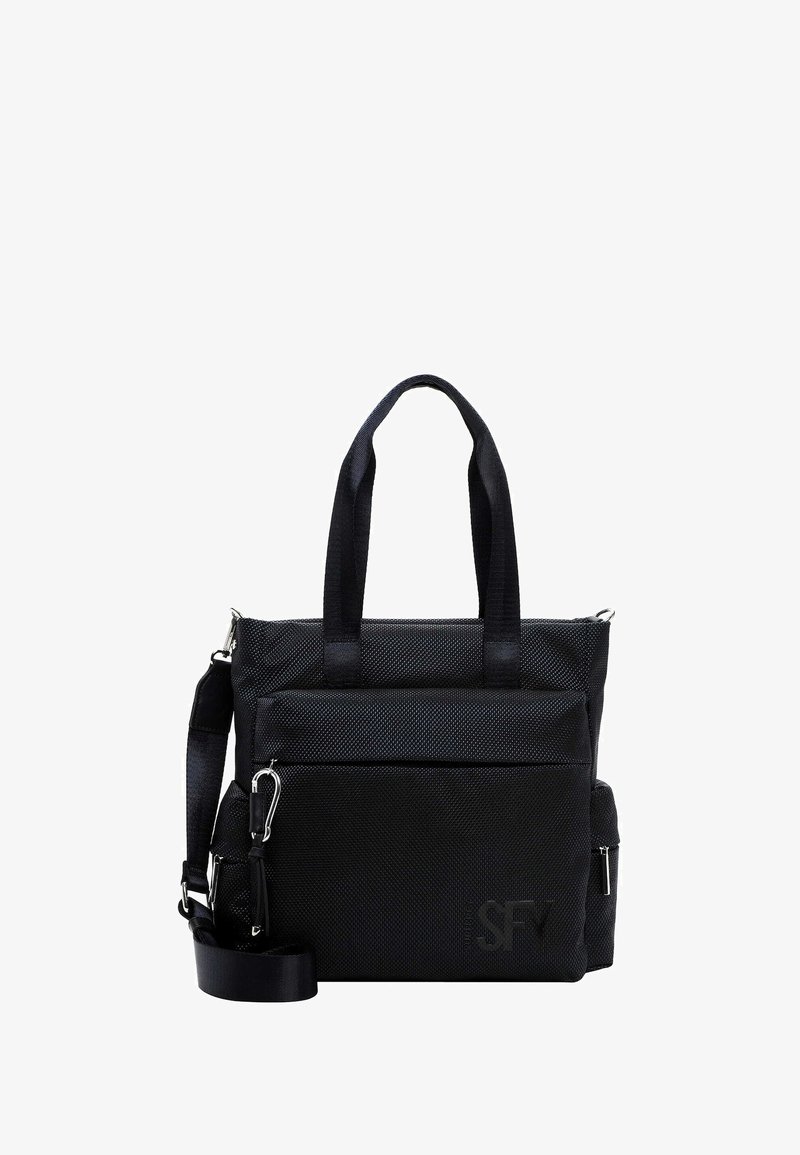 Melnas teksturētas rokassomas ar divām augšējām rokturām un noņemamu plecu siksnu, piedāvājot priekšējo rāvējslēdzēja kabatu un logotipa detaļu.