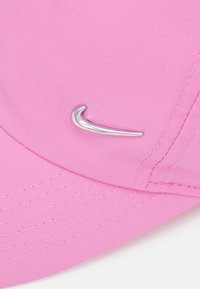 Nike Sportswear CLUB UNISEX - Naģene - magic flamingo