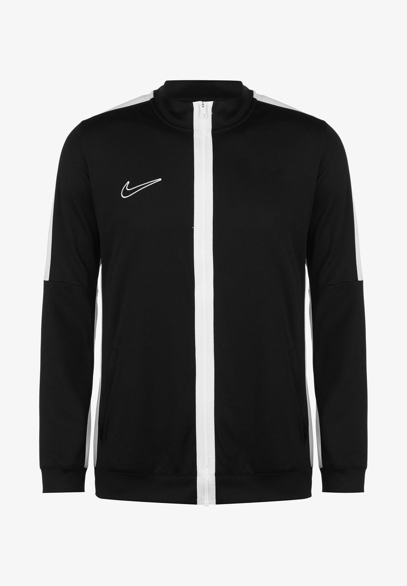 Zwarte zip-up jas van synthetisch materiaal, met witte zijstrepen en een witte rits, voorzien van een klein Nike-logo op de borst.
