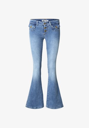 Světlé modré džíny s vysokým pasem a rozšířenými nohavicemi, s knoflíkovou légou a předními klopovými kapsami, vyrobené ve Španělsku, zobrazené na bílém pozadí.