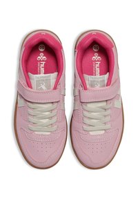 Lichtroze sneakers met een gestructureerd bovenwerk, witte accenten, veters en een klittenbandsluiting. Voorzien van een rubberen buitenzool en een gevoerde binnenkant voor comfort.