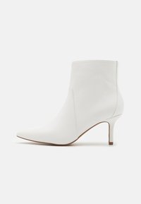 Weißes Leder-Ankle-Boot mit spitzer Zehe, schlanker Ferse und sauberem Design. Glatte Textur mit minimalen Nähdetails.