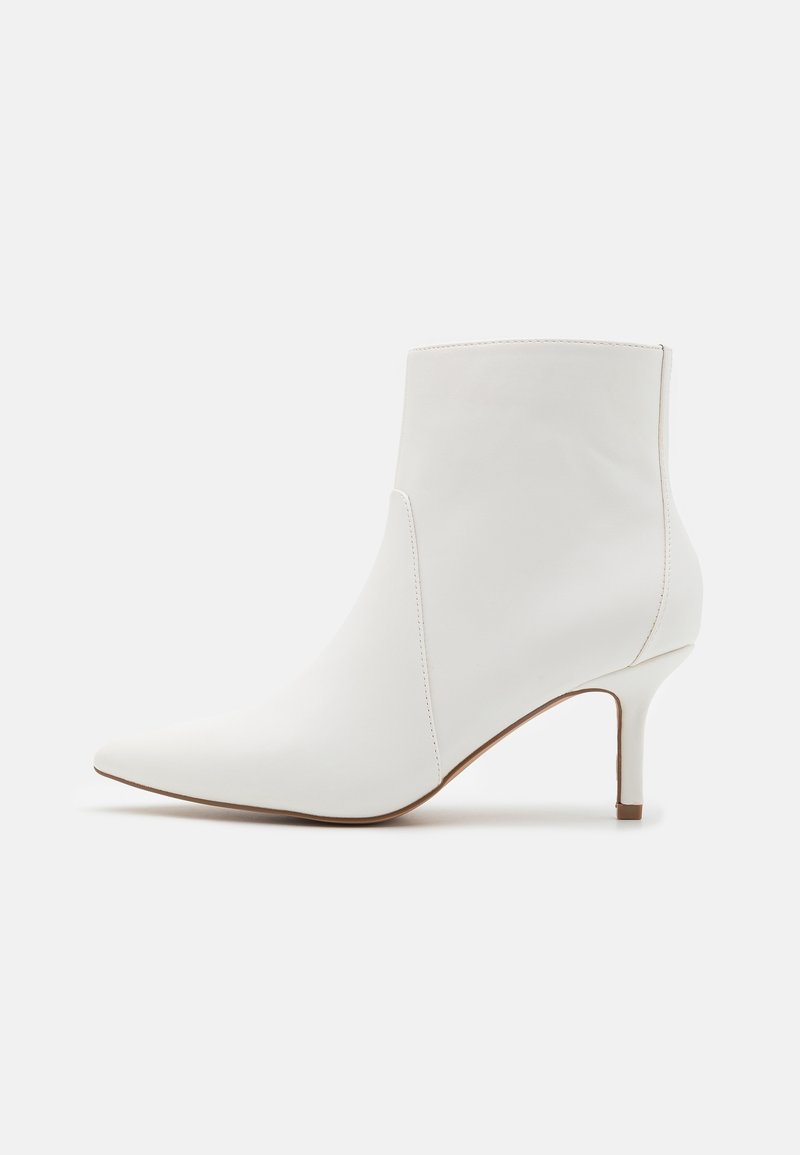 Weißes Leder-Ankle-Boot mit spitzer Zehe, schlanker Ferse und sauberem Design. Glatte Textur mit minimalen Nähdetails.