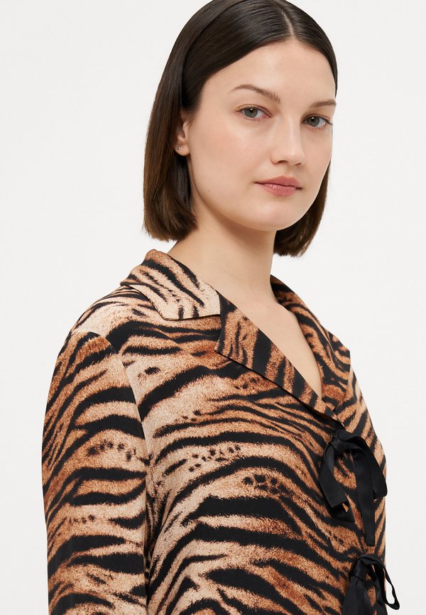 THE BOW PAJAMA IN TIGER - Pyjama set4