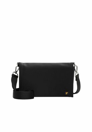 Zwarte rechthoekige crossbodytas met brede verstelbare riem en klein goudkleurig logoplakje in de rechterbenedenhoek.