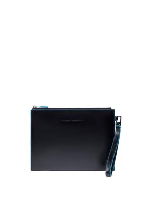 Schwarze Leder-Clutch mit Reißverschluss und Handgelenkschlaufe, blauen Kantenakzenten und dezent geprägtem Logo in der Mitte vorne.