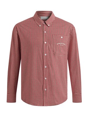 Ανδρικό πουκάμισο με μακριά μανίκια και κουμπιά, με μικρό κόκκινο και λευκό καρό σχέδιο και τσέπη στο στήθος με λευκή κεντημένη επιγραφή.